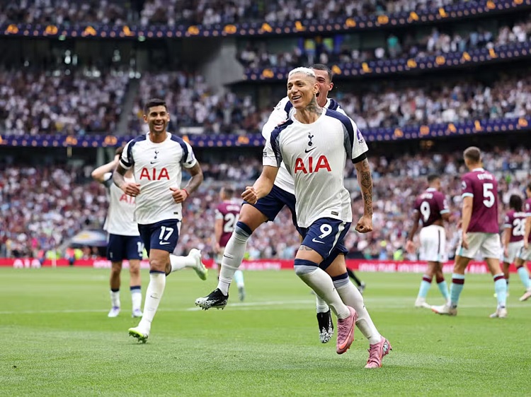 Selebrasi Richarlison usai mencetak gol ke gawang Burnley pada pekan pertama Liga Inggris 2025/2026, Sabtu (16/8). (Sumber: onefootball.com)