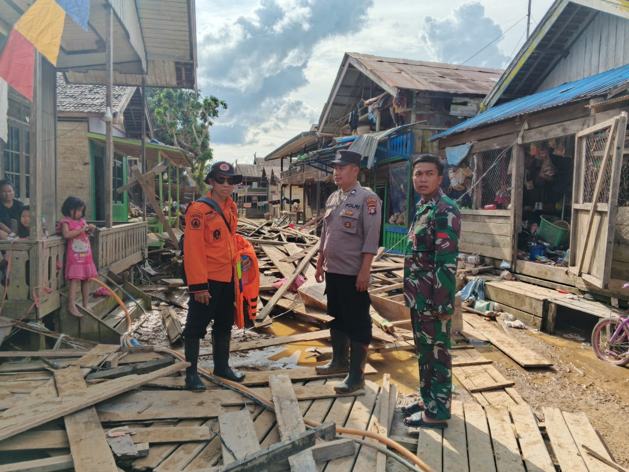 Banjir yang terjadi di Tumbang Manyarung mengakibatkan 39 rumah rusak berat dan menyisakan puing-puing.