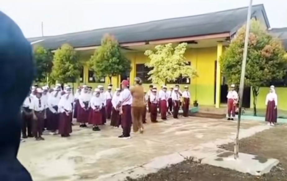 Tangkapan layar video guru marah hingga mengancam mencekik salah satu murid SD di Lampung.