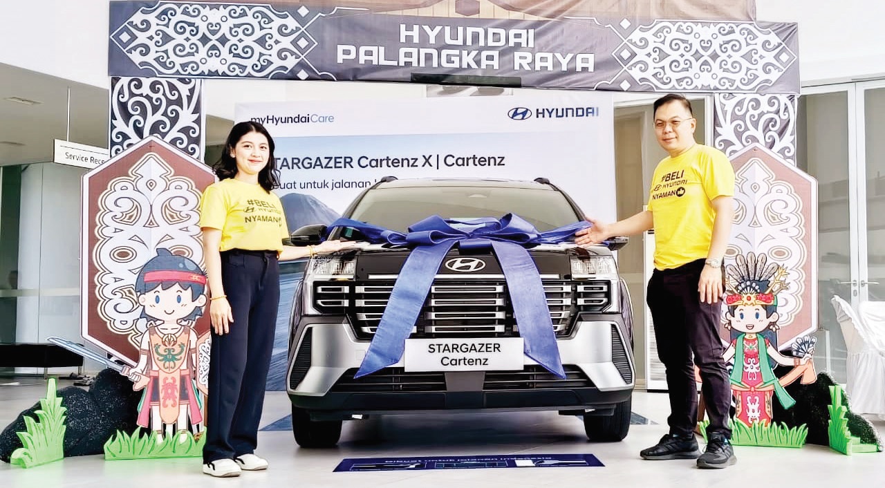 PELUNCURAN : Branch Manager Hyundai Arista Palangka Raya Effendi bersama Sales Counter Yulia Stevie Ollivia saat perkenalkan STARGAZER Cartenz dan STARGAZER Cartenz X, di Dealer Hyundai Arista.