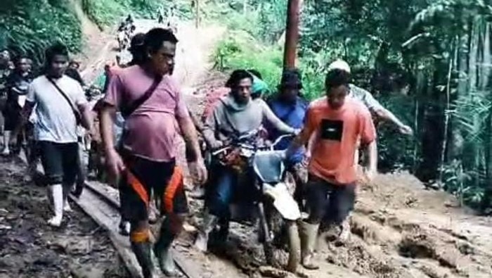Jenazah dibonceng oleh tukang ojek.