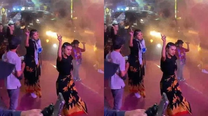 Detik-detik saat empat penari karnaval sound horeg tertabrak mobil.