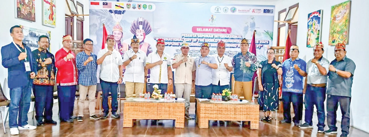 USAI KONFERENSI PERS : Ketua Harian DAD Kalteng Andrie Elia Embang beserta jajaran, serta Sekjen MADN Yakobus Kumis foto bersama di Kantor DAD Kalteng, Senin (25/8).