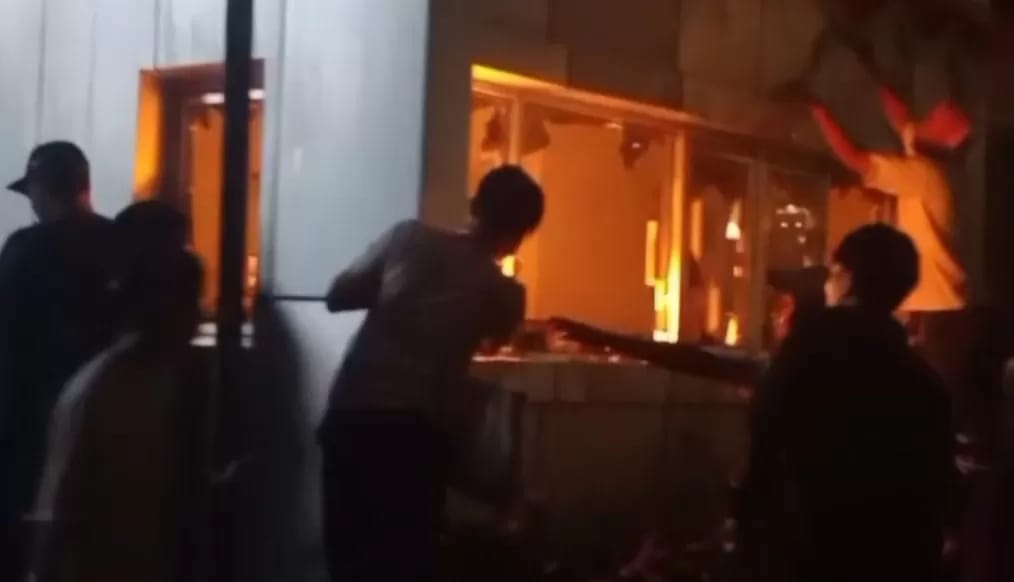 Aksi massa membakar pos polisi saat demo 25 Agustus.