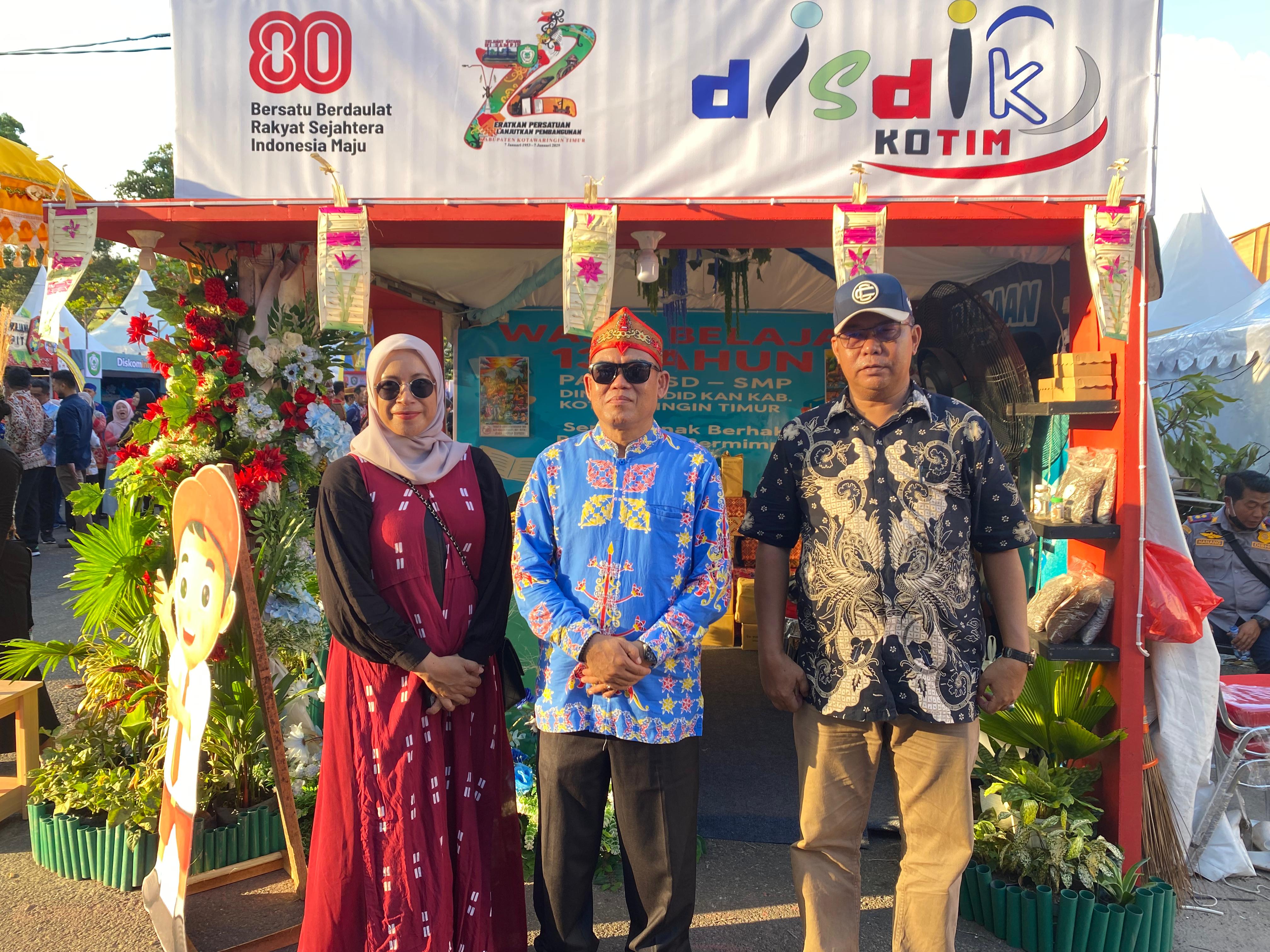 Kepala Disdik Kotim Muhammad Irfansyah, saat foto bersama di Sampit Trade Expo 2025, Sabtu (23/8/2025).