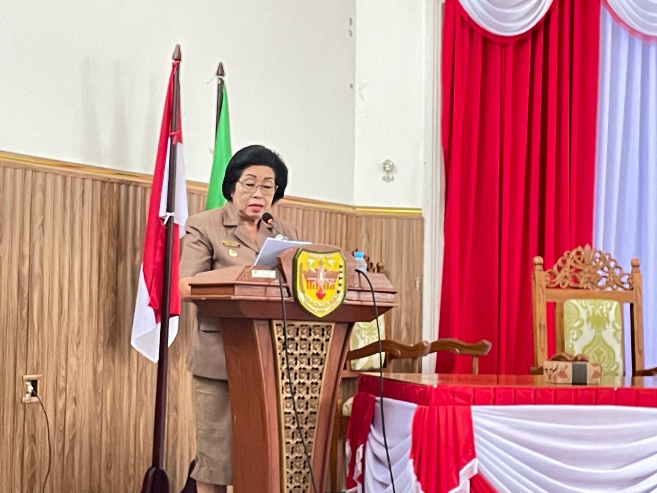 Wakil Bupati Gumas, Efrensia LP Umbing menyampaikan rancangan perubahan di kantor dewan setempat.SEPANYA/KALTENG POS