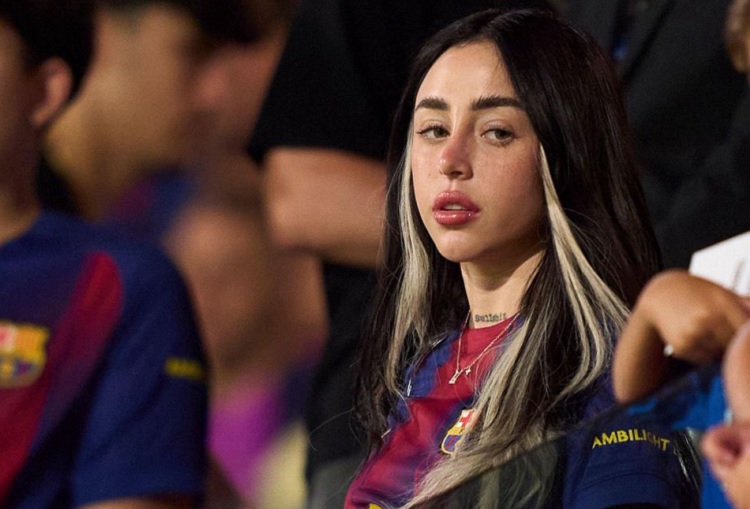 Nicki Nicole tertangkap kamera menonton laga Barcelona vs Como 1907 memperebutkan Piala Joan Gamper, 11 Agustus 2025. (Sumber: Getty Images)