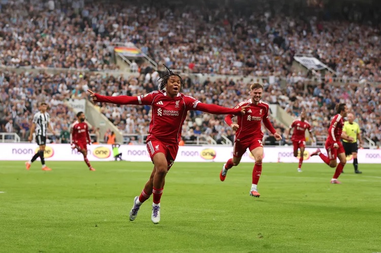 Selebrasi wonderkid Liverpool, Rio Ngumoha, usai membobol gawang Newcastle United pada laga pekan kedua Liga Inggris 2025/2026 di St. James Park. (Sumber: Getty Images)