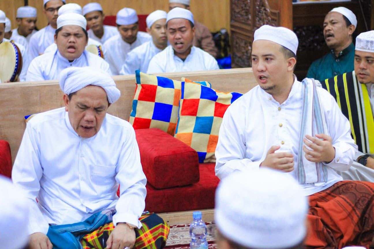 KH Muhammad Zhofaruddin (kiri) bersama Bupati Lamandau Rizky Adiya Putra.RUSLAN/KALTENG POS