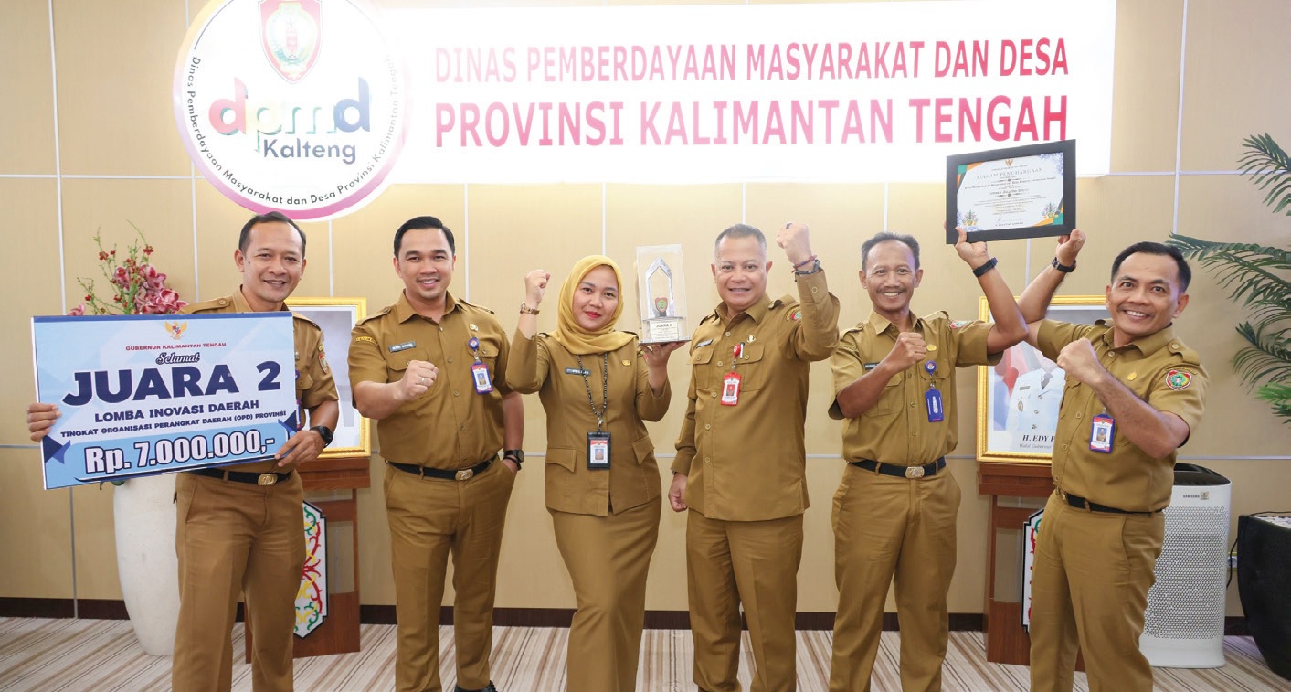 BANGGA : Kepala Dinas PMD Kalteng H Aryawan beserta jajaran saat memperlihatkan piala juara II dalam lomba inovasi daerah tingkat Provinsi Kalteng, di Kantor DPMD Kalteng, Selasa (26/8).