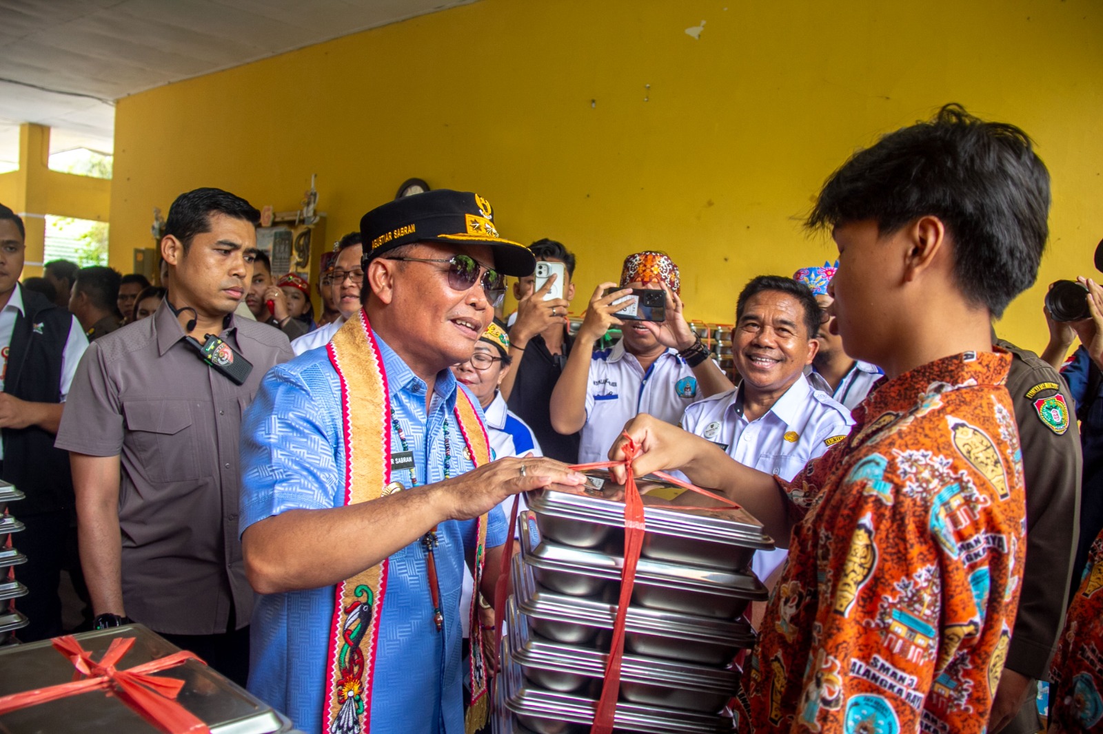 Gubernur Kalteng H Agustiar Sabran memberikan paket makan bergizi kepada siswa di SMAN 3 Palangka Raya, Rabu (20/8/2025). ARIEF PRATHAMA/KALTENG PO