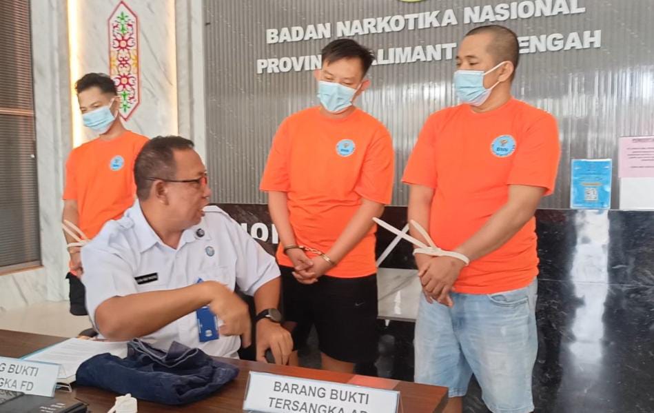 Plt Kepala BNN Kalteng Kombes Pol Ruslan Abdul Rasyid bersama ketiga tersangka dan barang bukti.AGUS PRAMONO/KALTENG POS