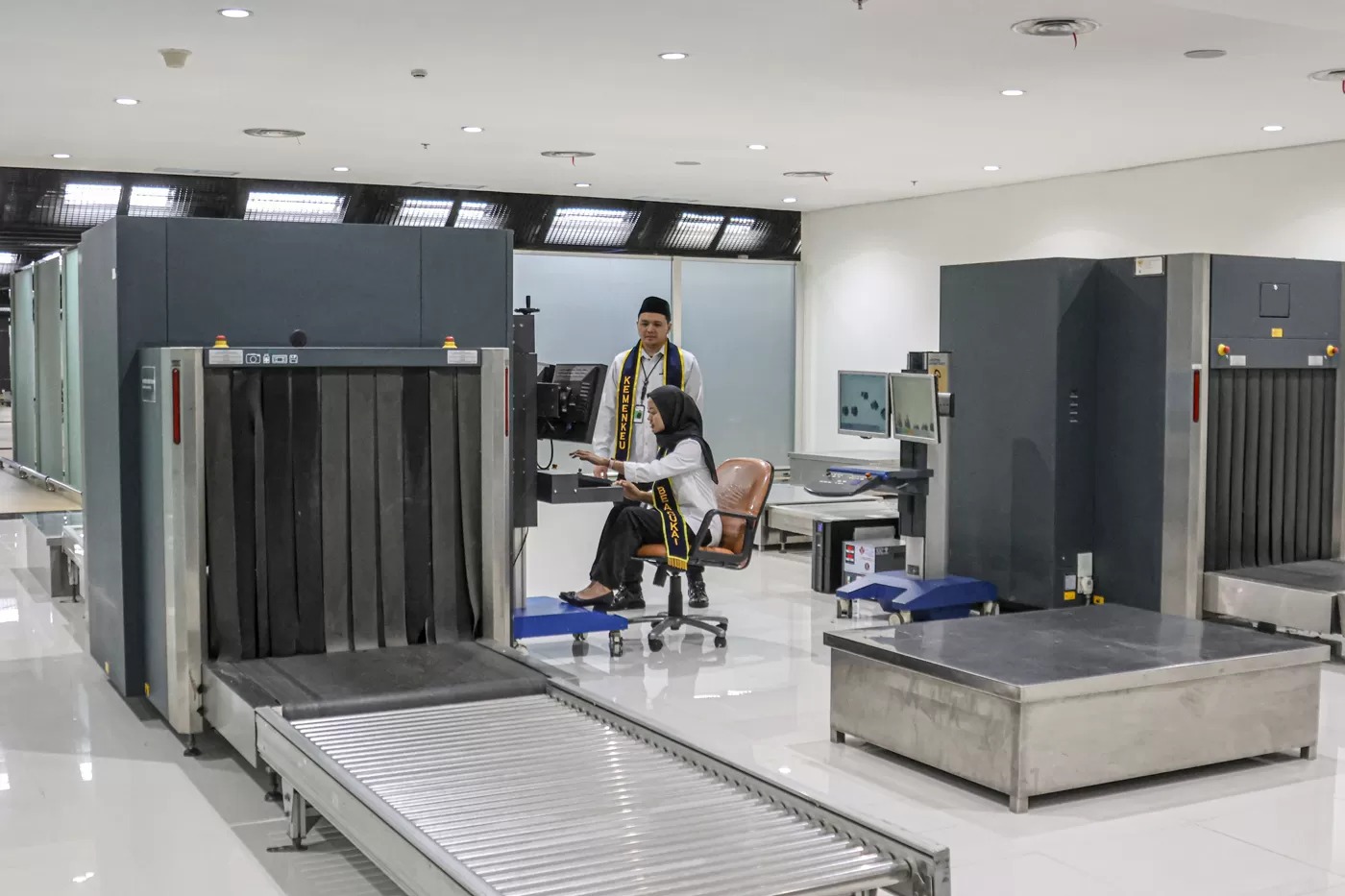 Anggota Bea Cukai mengoperasikan mesin pemindai X-ray di Terminal 2F Bandara Soekarno-Hatta, Tangerang, Rabu (11/06/2025). (Hanung Hambara/Jawa Pos)
