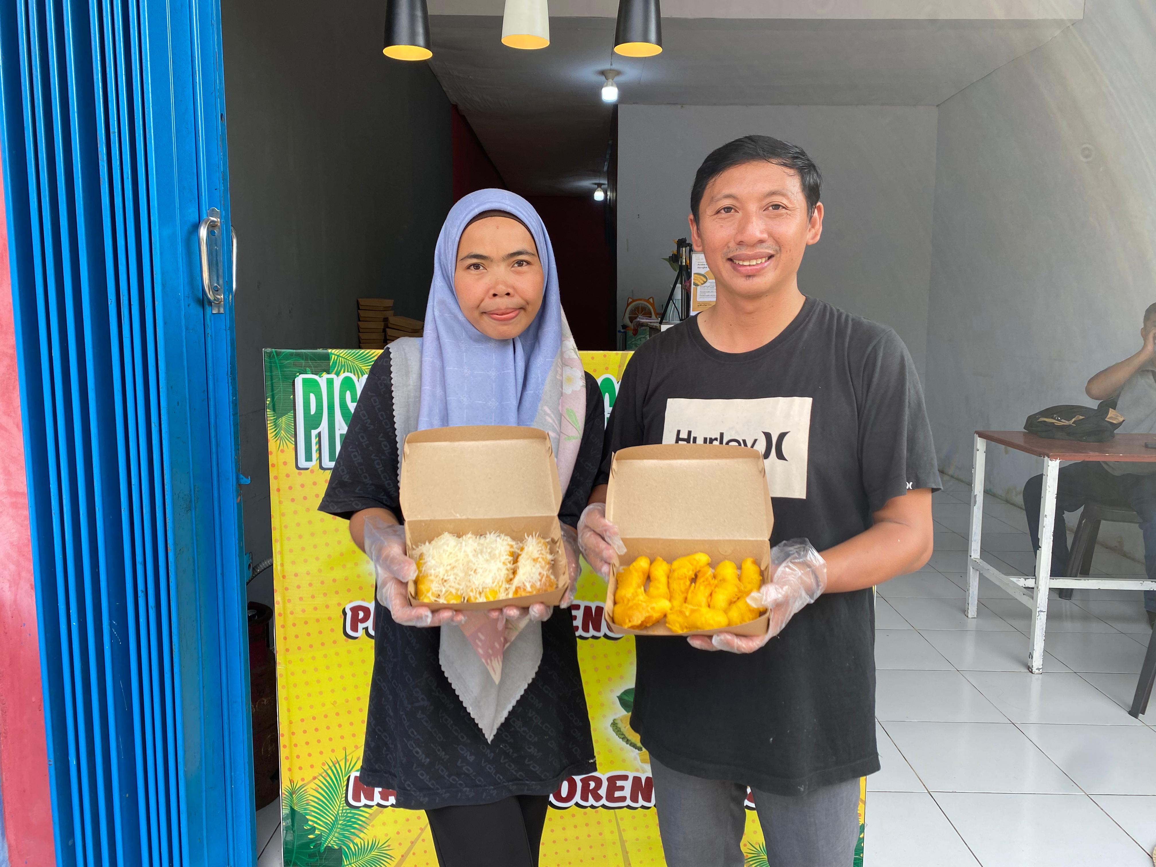 Imam Muarif dan istrinya dengan produk pisang nangka goreng madu.MIFTAH/KALTENG POZ