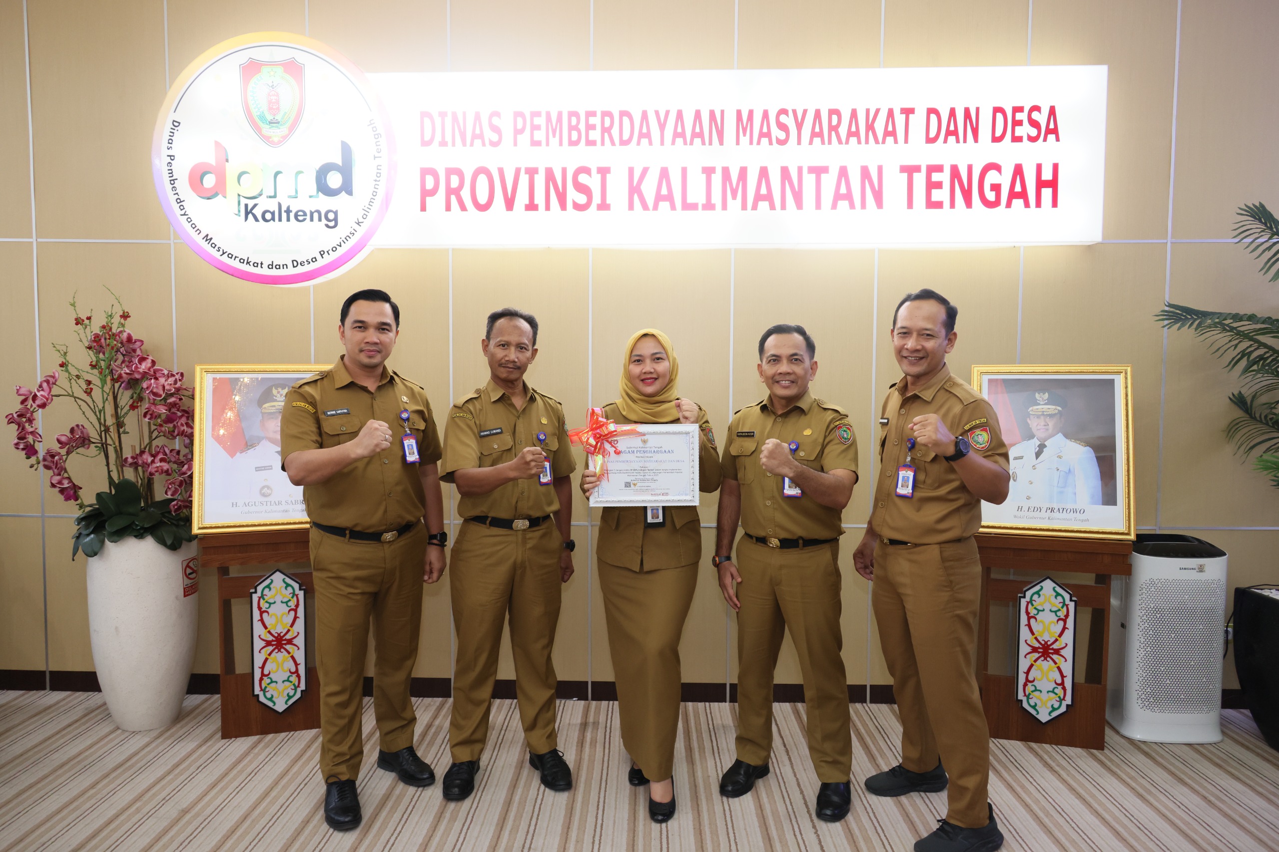 PRESTASI: Sekdis PMD Kalteng, Etty Aprilya Bersama Jajaran Saat Memperlihatkan Piagam Penghargaan meraih peringkat III Implementasi Budaya Kerja ASN BerAKHLAK Tahun 2025, di Kantor Dinas PMD Kalteng,