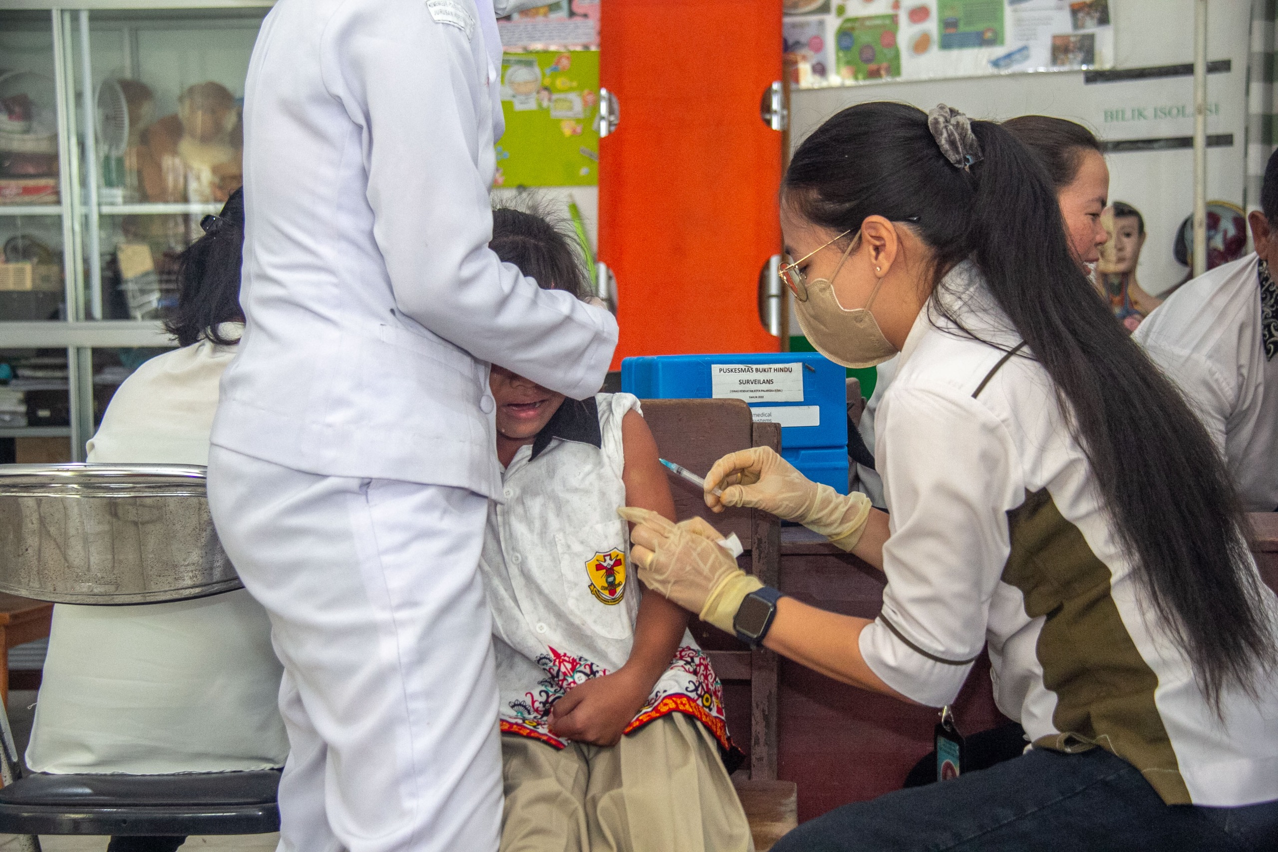 Anak-anak dari SD Katholik Santo Don Bosco menjalani imunisasi campak dan HPV di Puskesmas Bukit Hindu, Rabu (27/8/2025). ARIEF PRATHAMA/KALTENG POS