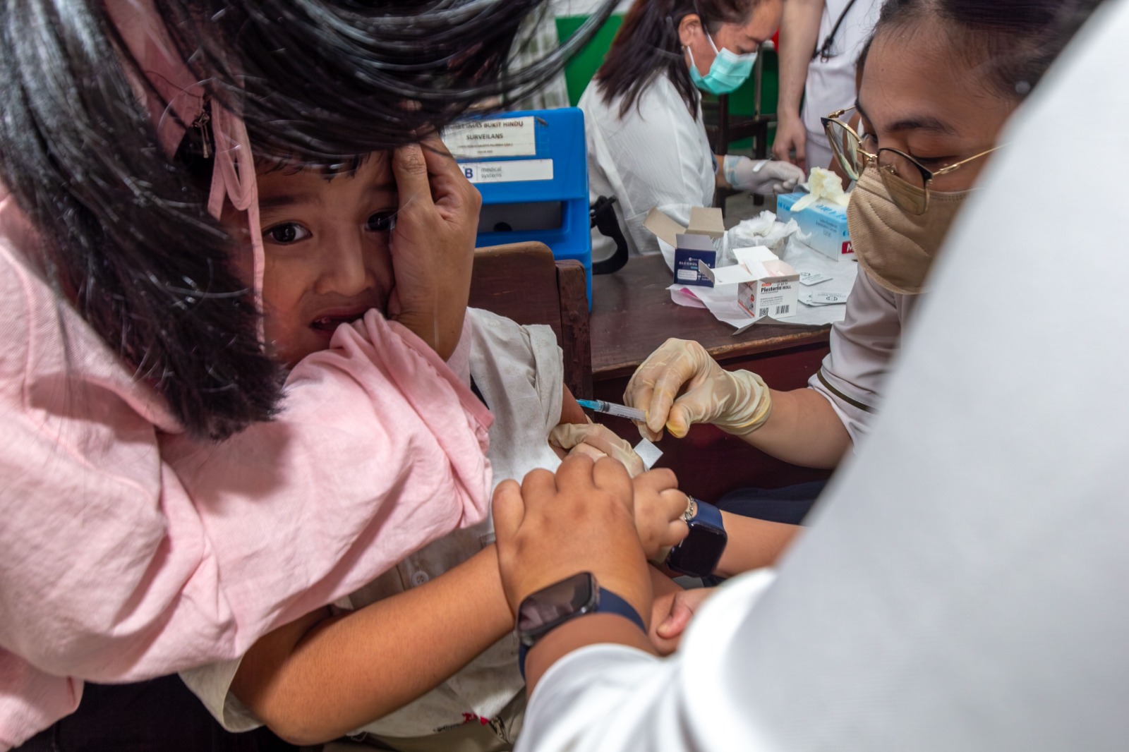 Anak-anak dari SD Katholik Santo Don Bosco menjalani imunisasi campak dan HPV di Puskesmas Bukit Hindu, Rabu (27/8/2025). ARIEF PRATHAMA/KALTENG POS