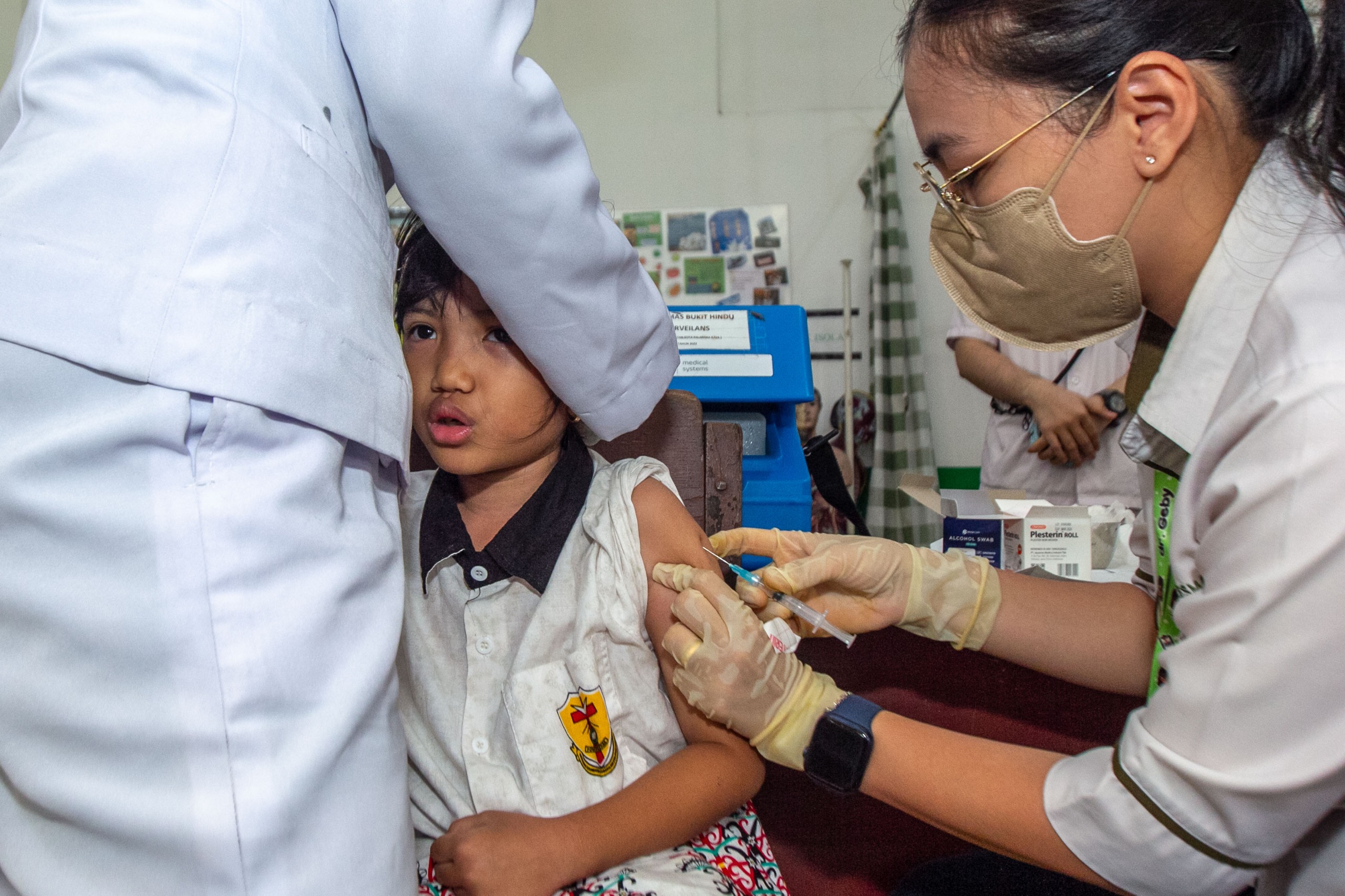 Anak-anak dari SD Katholik Santo Don Bosco menjalani imunisasi campak dan HPV di Puskesmas Bukit Hindu, Rabu (27/8/2025). ARIEF PRATHAMA/KALTENG POS