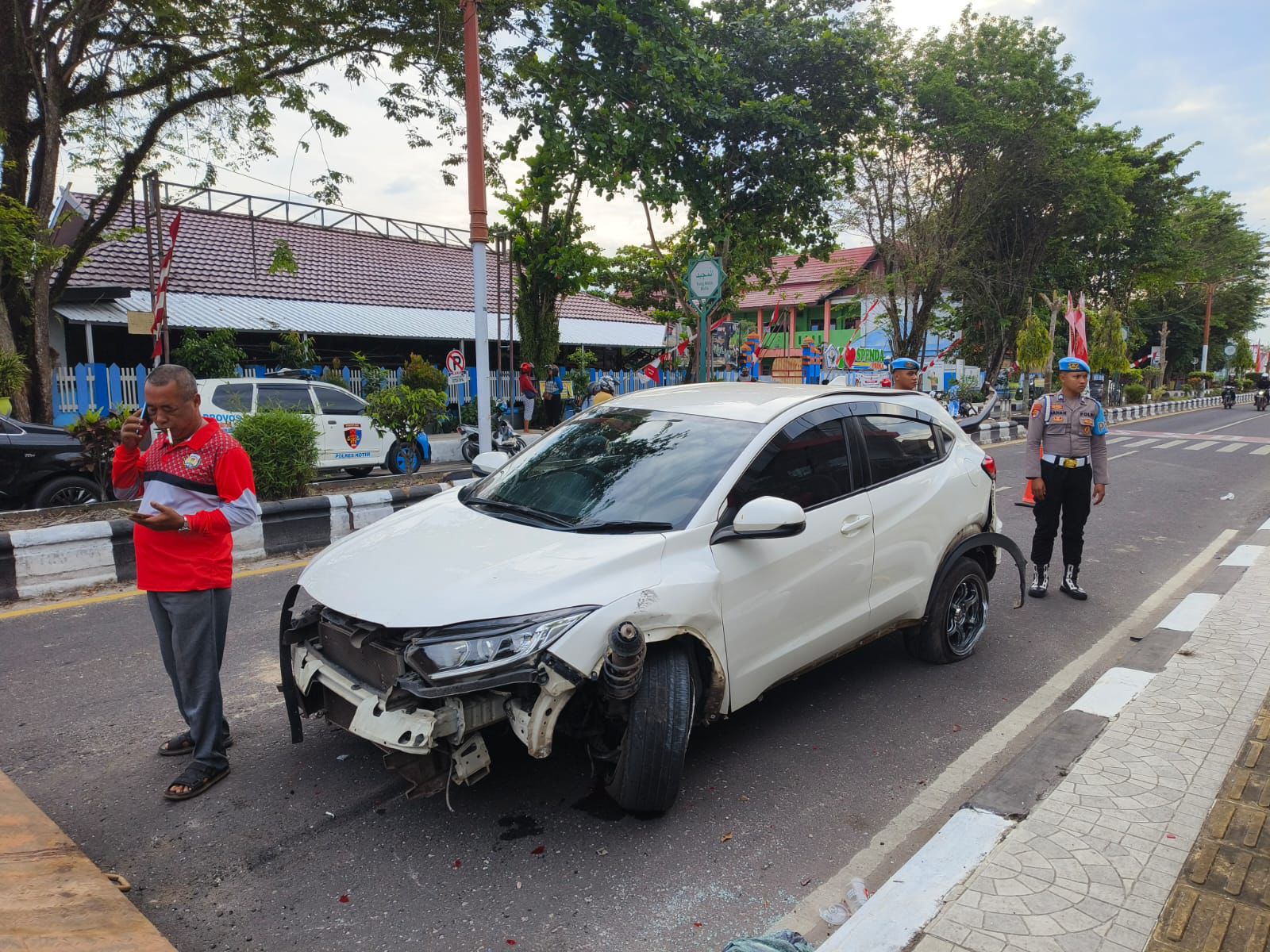 Mobil putih dengan nomor polisi DA 1239 JH terlibat kecelakaan.