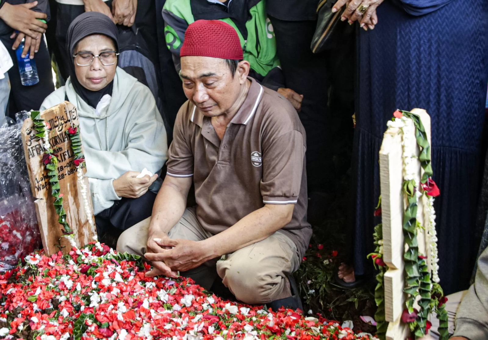 Kakek Affan Kurniawan, Fachrudin saat proses pemakaman cucunya.