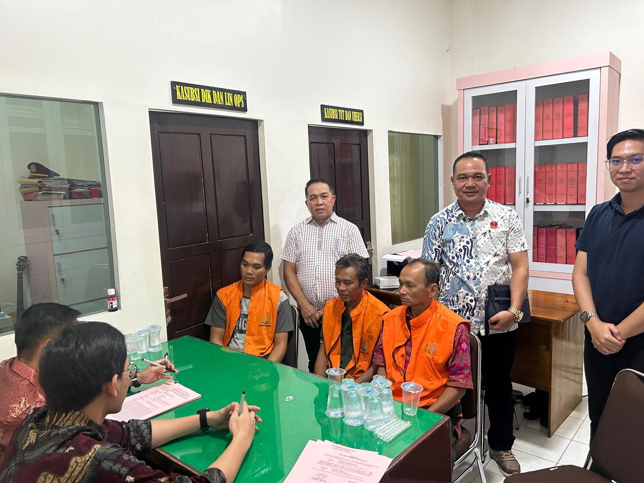 Tiga orang yang sebelumnya menjabat sebagai kepala desa dan perangkatnya resmi dilimpahkan ke jaksa penuntut umum.