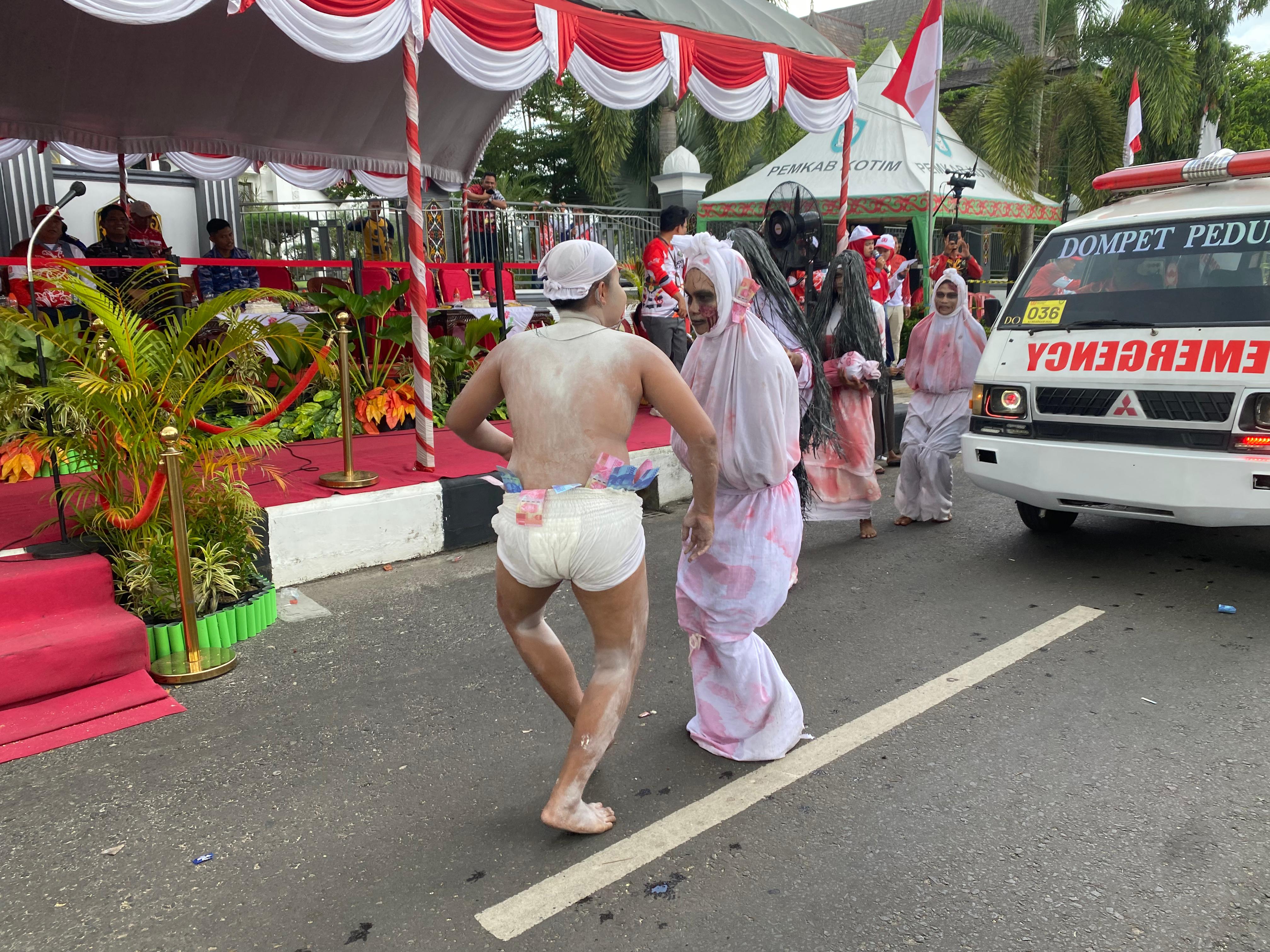 Sosok kuntilanak, pocong dan tuyul muncul di Pawai Pembangunan Sampit.