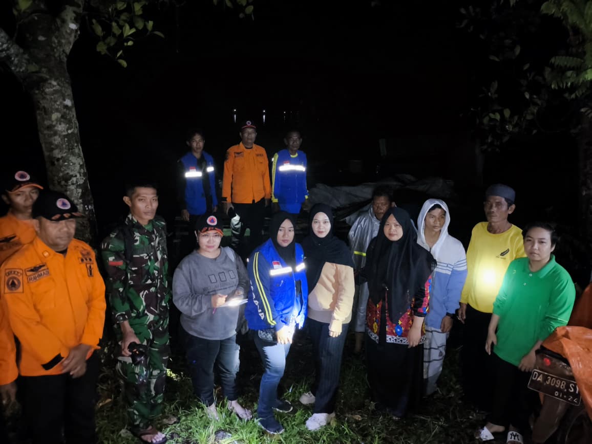 Tim Dinsos Kapuas turun lapangan melakukan droping bantuan darurat bagi masyatakat yang rumahnya diterjang puting beliung, Minggu (31/8/2025)