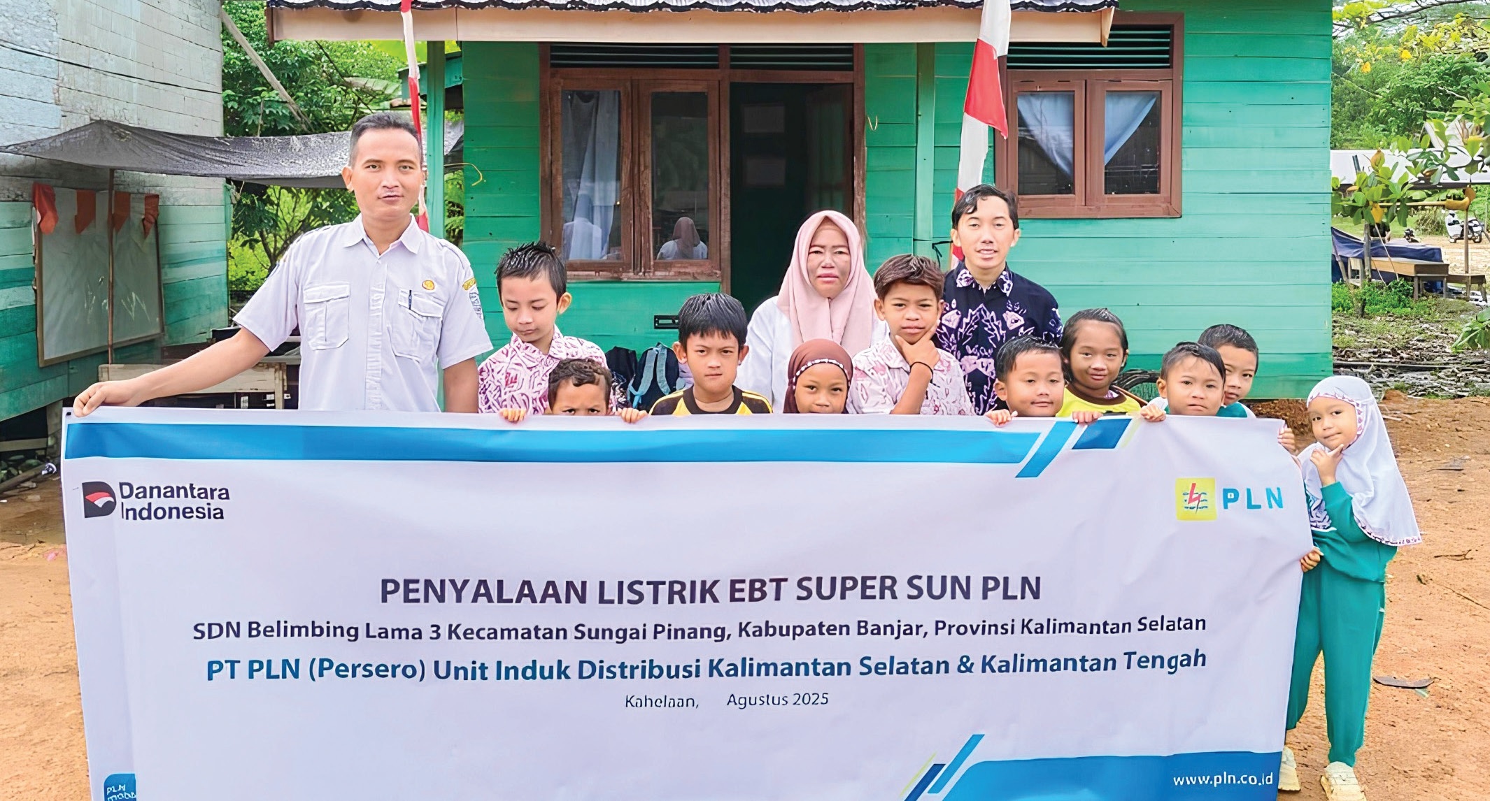 KEBERSAMAAN: Staf pengajar dan peserta didik SDN Belimbing Lama 3 disela- sela penyalaan superSUN, di Desa Kahelaan, Kecamatan Sungai Pinang, Kabupaten Banjar, baru-baru ini.