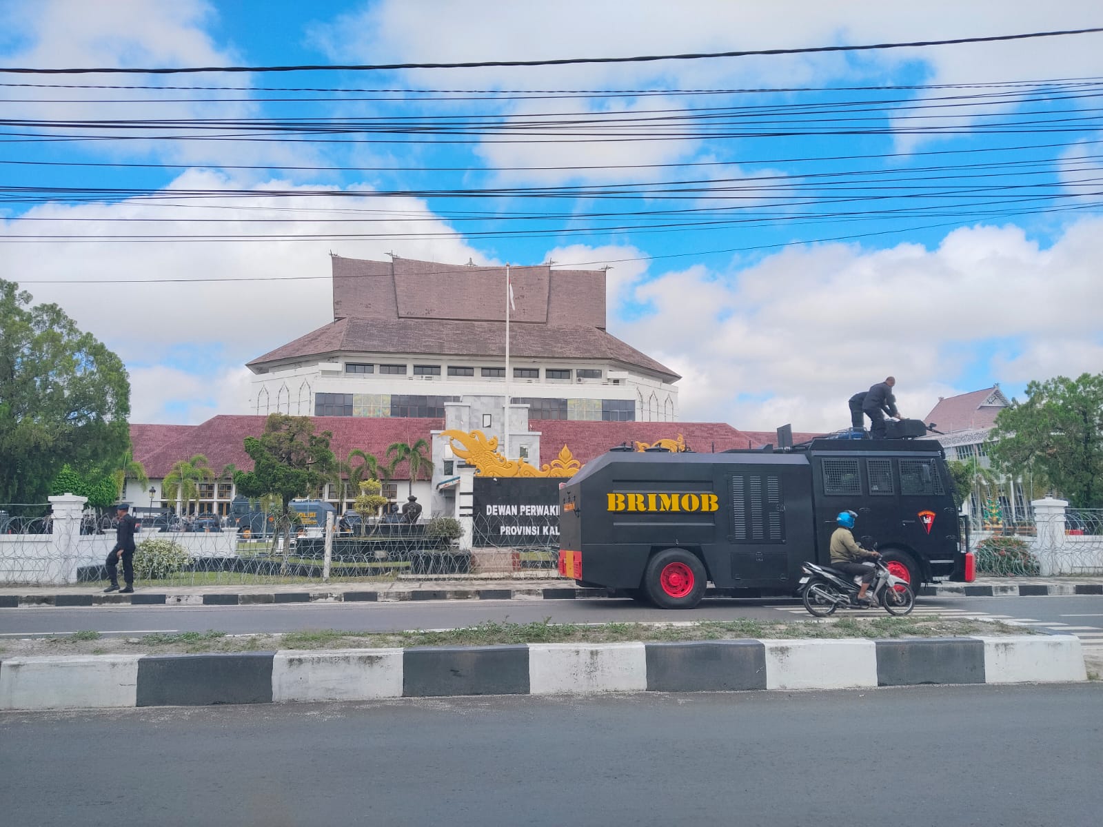 Aparat keamanan bersiaga di DPRD Kalteng.AGUS JAYA/KALTENG POS