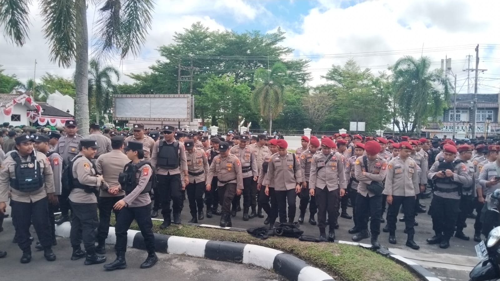 Siaga aparat di DPRD Kalteng.AGUS JAYA/KALTENG POS