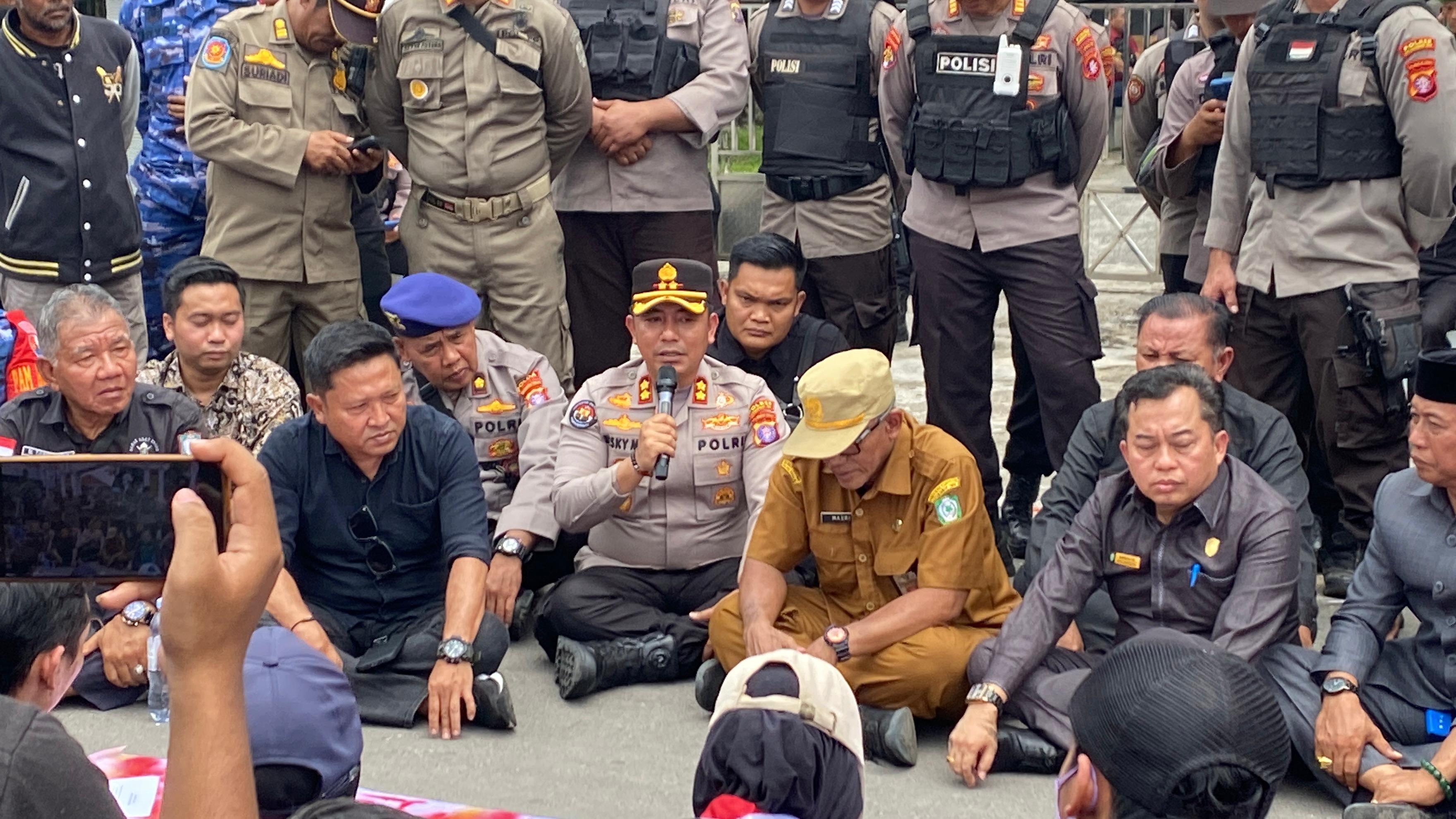 Kapolres Kotim duduk saat menghadapi pendemo.MIFTAH/KALTENG POS