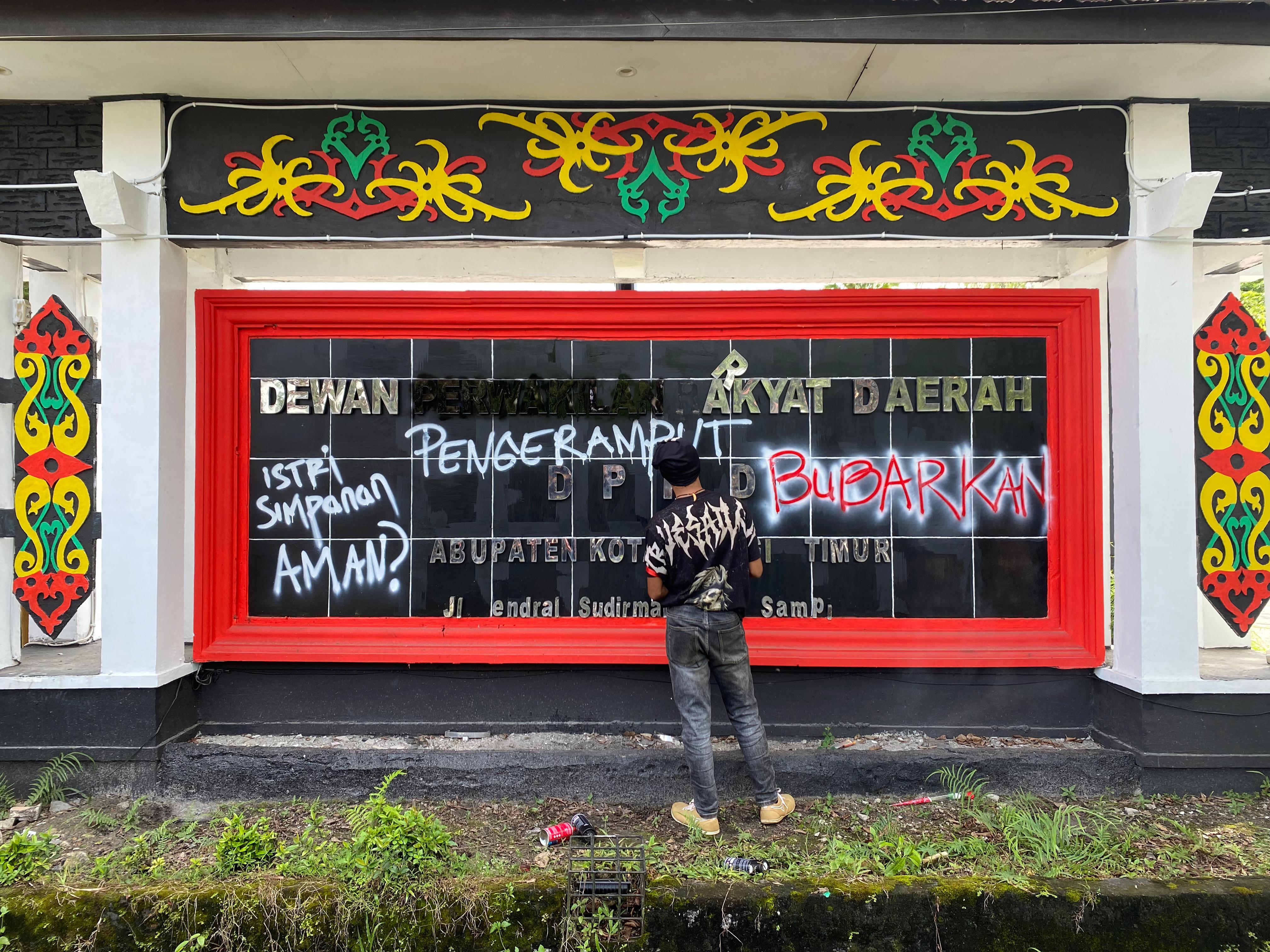 Vandalisme demo di Sampit. MIFTAH/KALTENG POS