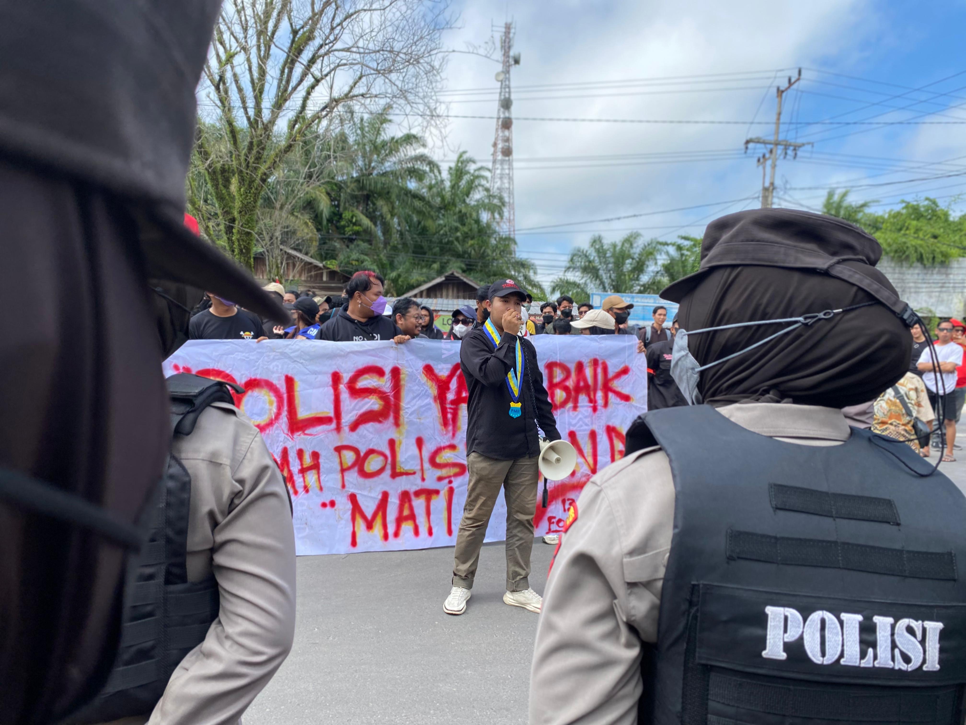 Aksi massa di depan kantor DPRD Kotim.MIFTAH/KALTENG PO