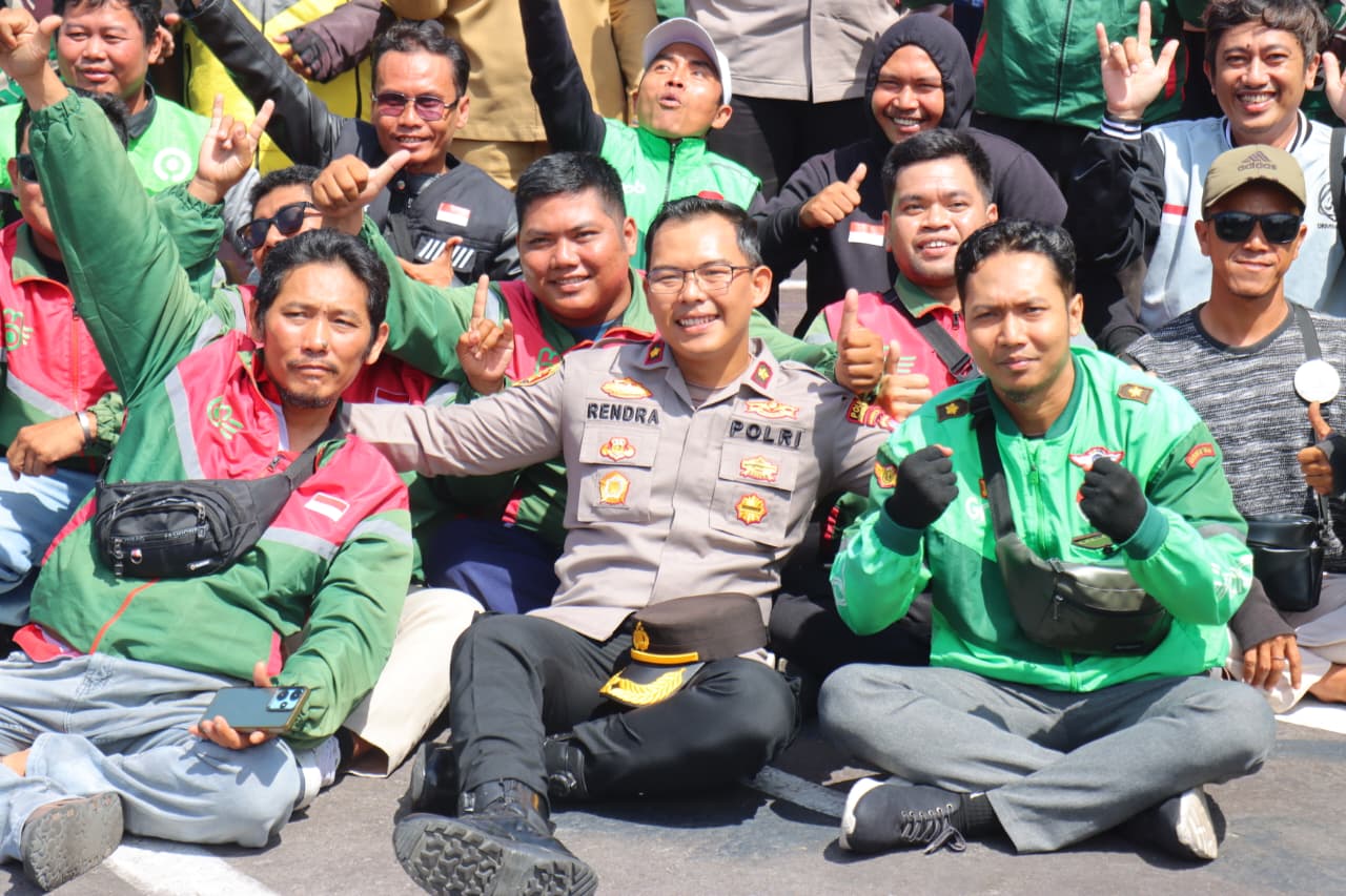 Wakapolres Kobar bersama para driver ojol