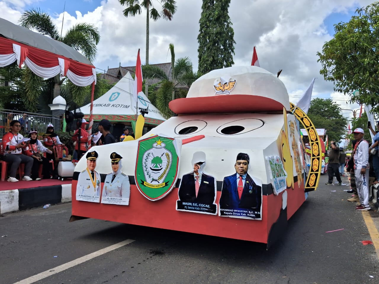 Mobil hias milik Dinas Pendidikan Kabupaten Kotim yang mencuri perhatian masyarakat saat Pawai Pembangunan HUT ke-80 RI di Sampit, Sabtu (30/8/2025).BAHRI/ KALTENG POS