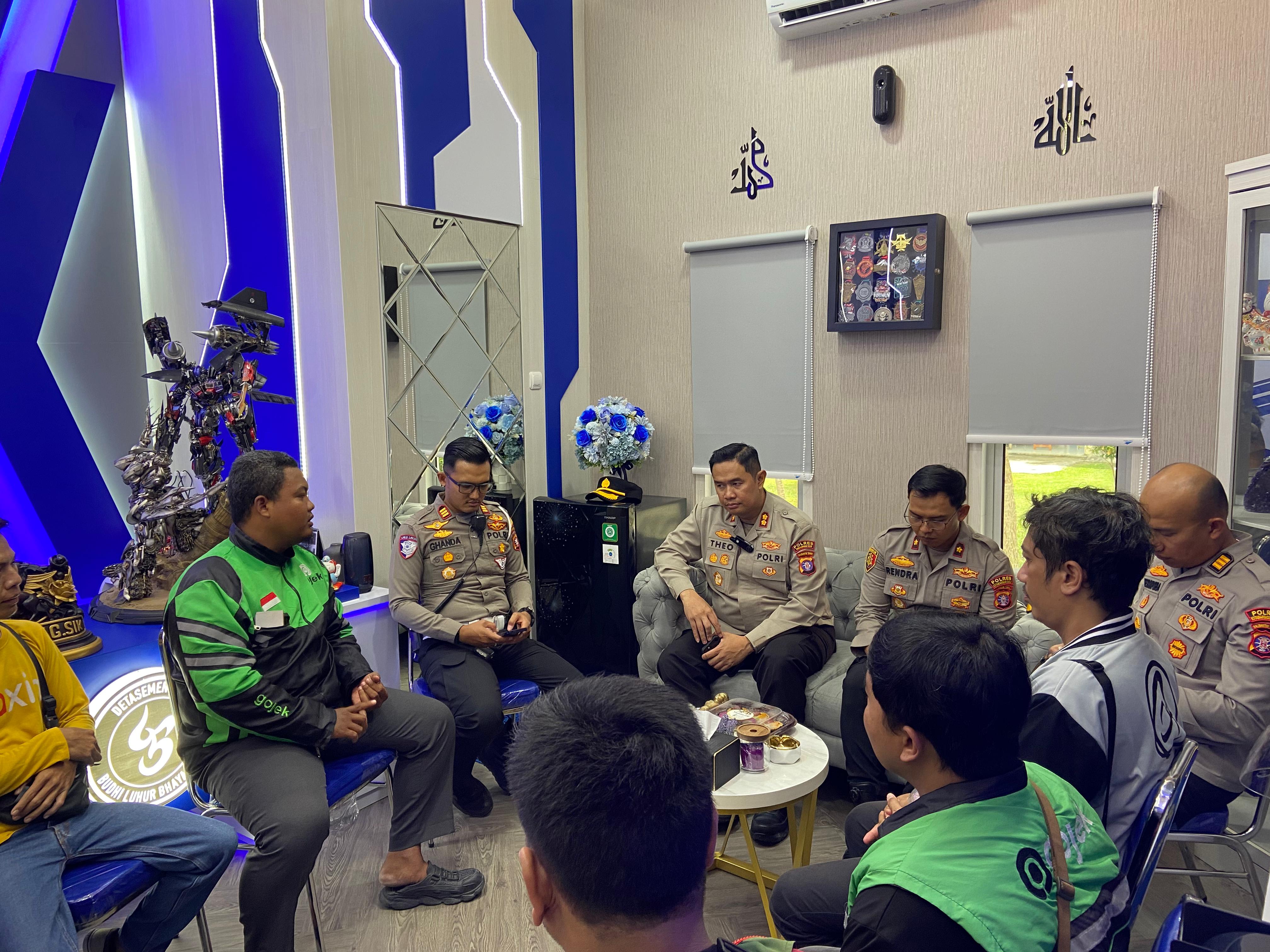 Kapolres Kobar bersama driver ojol