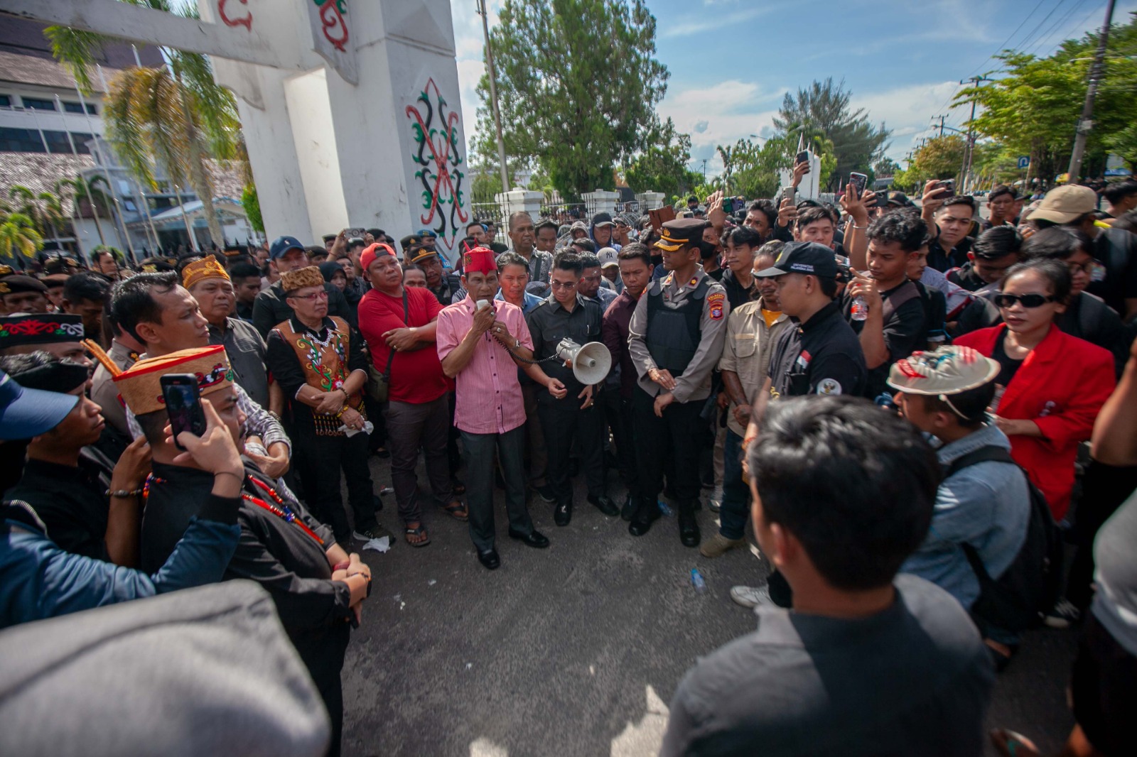 Ketua DPRD Kalteng Arton S Dohong, Kapolda Irjen Pol Iwan Kurniawan dan anggota dewan lainnya saat menerima masa di Depan Kantor DPRD Kalteng, Senin (1/9/2025). ARIEF PRATHAMA/KALTENG POS