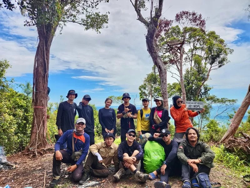 Penulis (berdiri, kanan) bersama kelompok pendaki yang sama-sama bermalam di Gunung Rego, Tanjung Palas Utara, Bulungan, Kaltara, pada sabtu malam (3/5/2025).