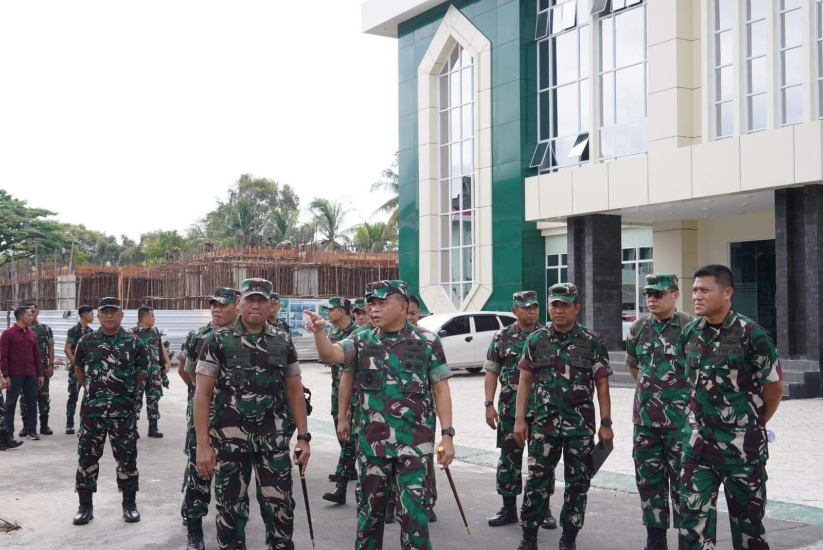 Pangdam XXII/Tambun Bungai, Mayjen TNI Zainul Arifin, melakukan peninjauan langsung ke sejumlah perkantoran dan komplek perumahan militer di wilayah Palangka Raya, Selasa (2/9/2025).