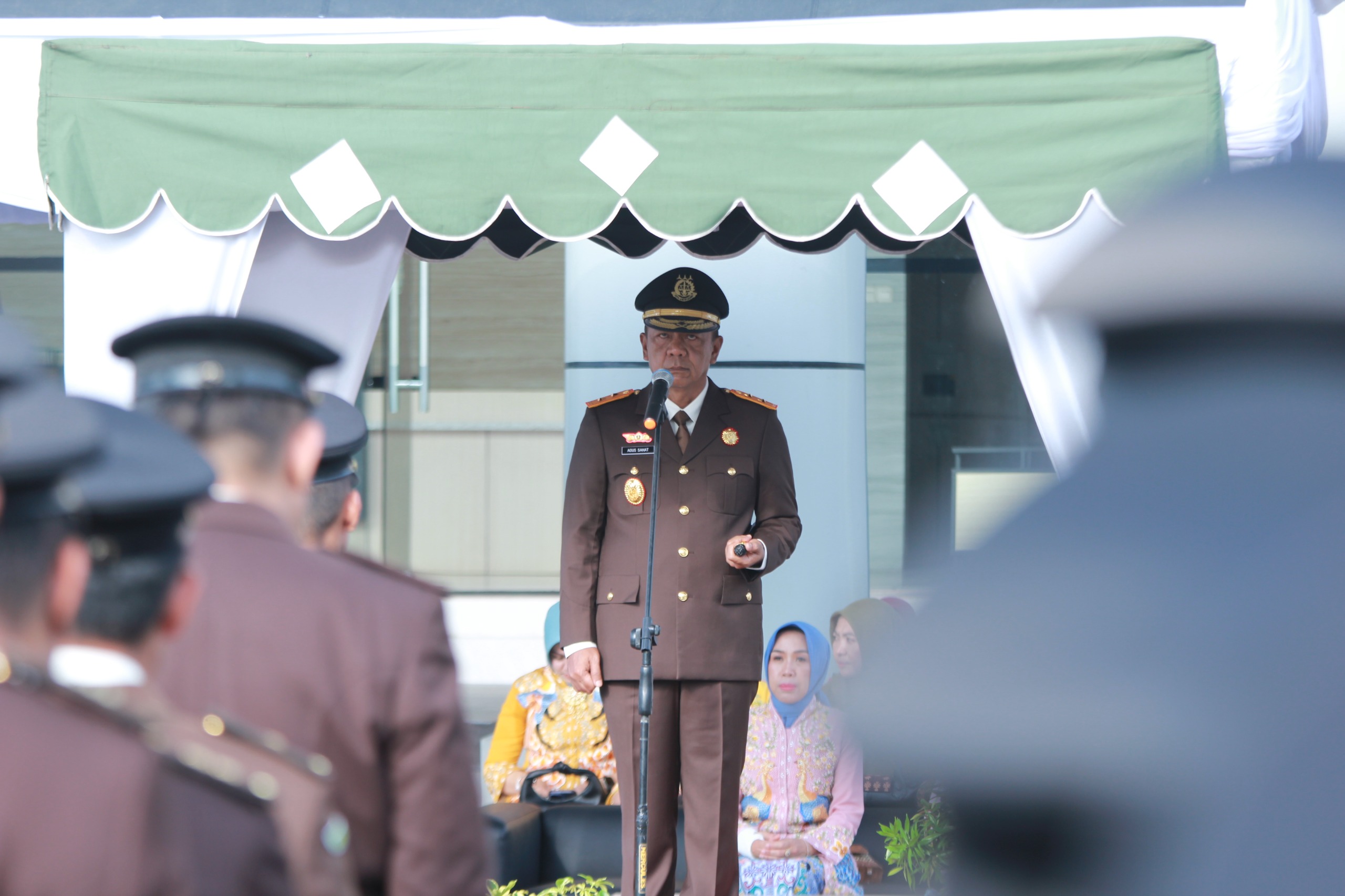 Kajati Kalteng Agus Sahat Sampe Tua Lumban Gaol, S.H., M.H. memimpin upacara peringatan Hari Lahir Kejaksaan RI ke-80 Tahun 2025.HUMAS