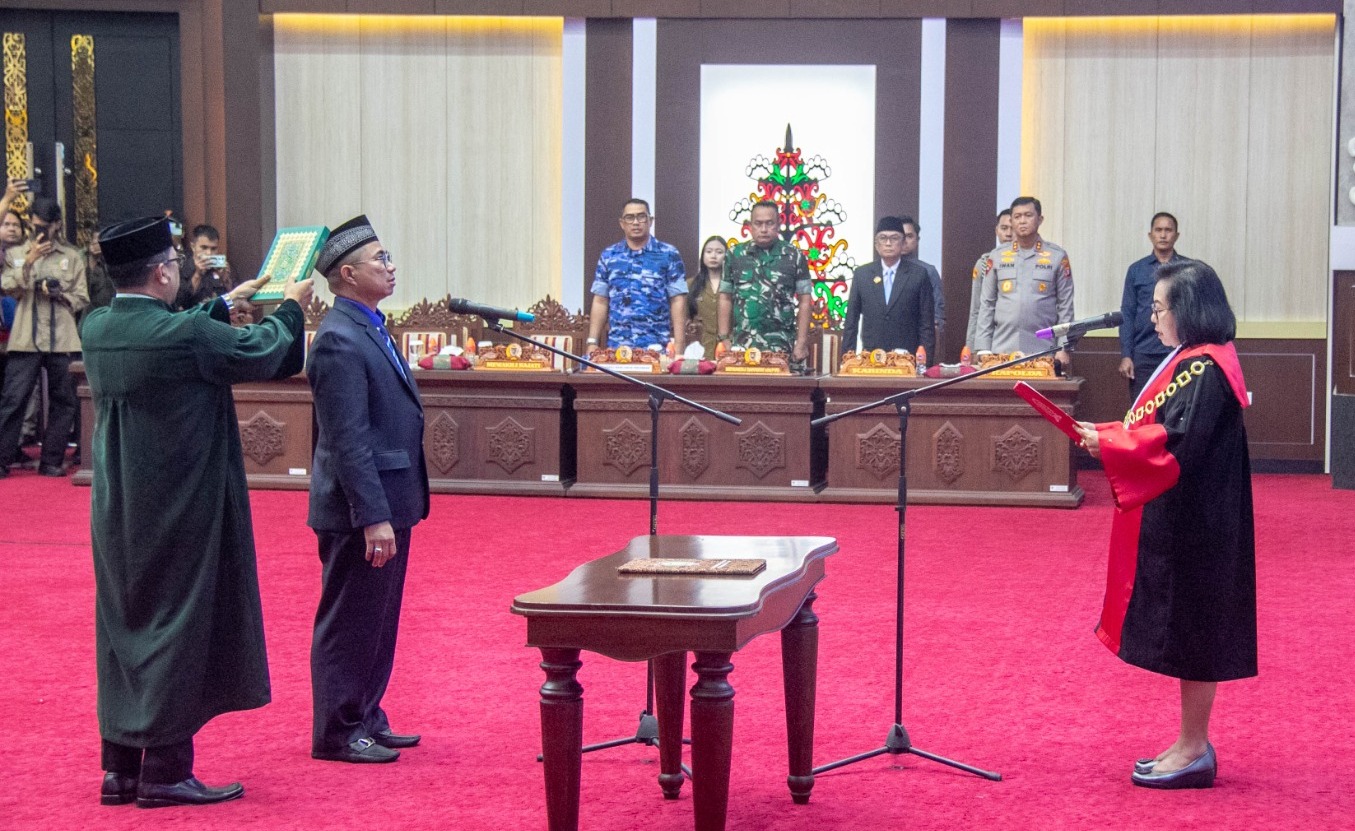 Junaidi secara resmi dilantik sebagai Wakil Ketua III DPRD Kalteng dalam paripurna, Selasa (2/9/2025). ARIEF PRATHAMA/KALTENG POS