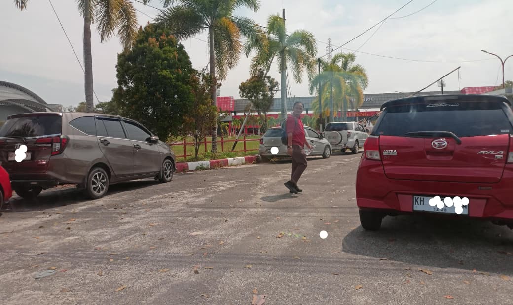 Tiap hari kerja, pintu masuk Stadion Tuah Pahoe jadi arena parkir.AGUS PRAMONO/KALTENG POS