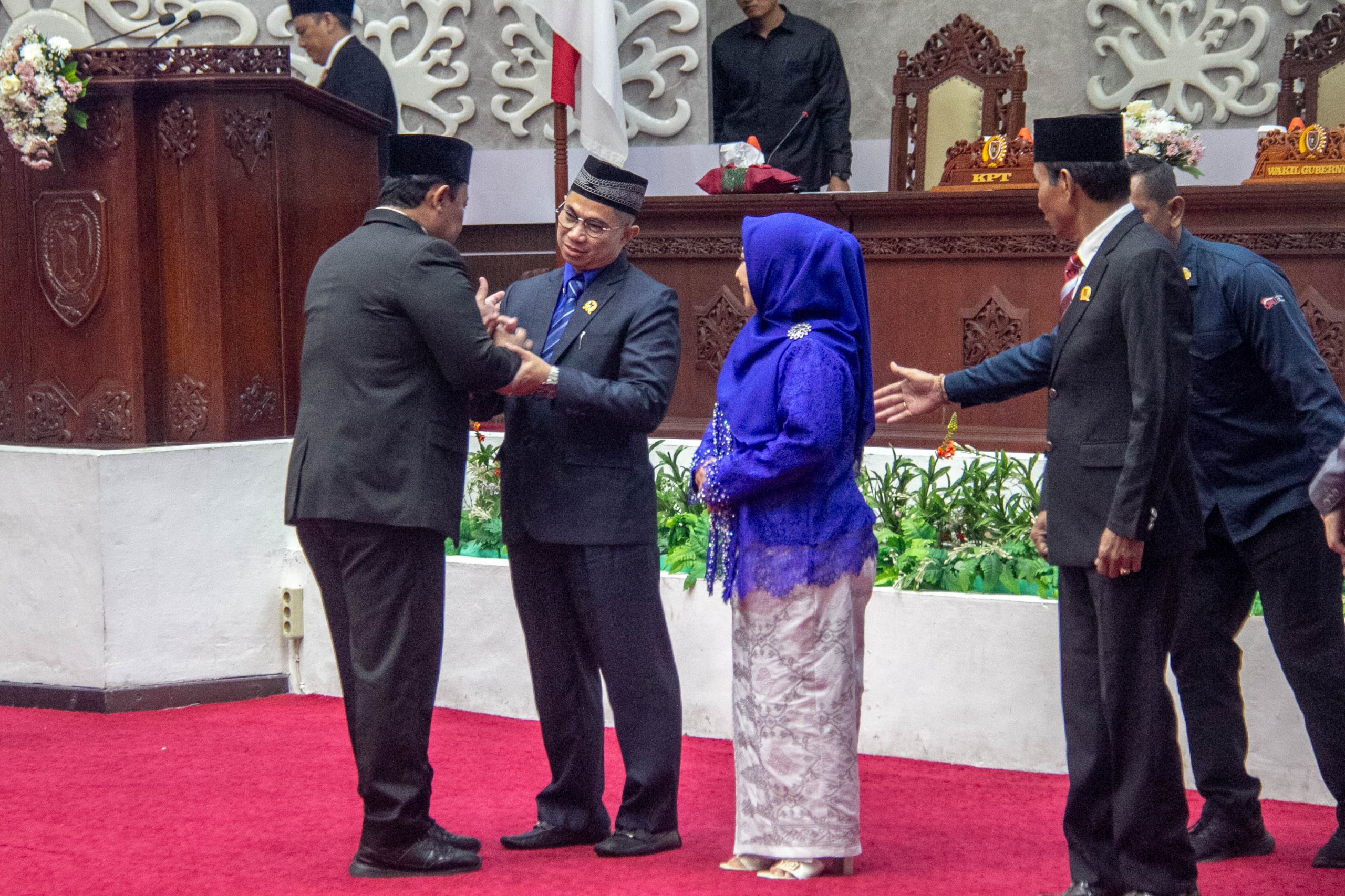 Wakil Gubernur H Edy Pratowo memberi selamat kepada Junaidi.ARIEF PRATHAMA/KALTENG POS PALANGKA RAYA