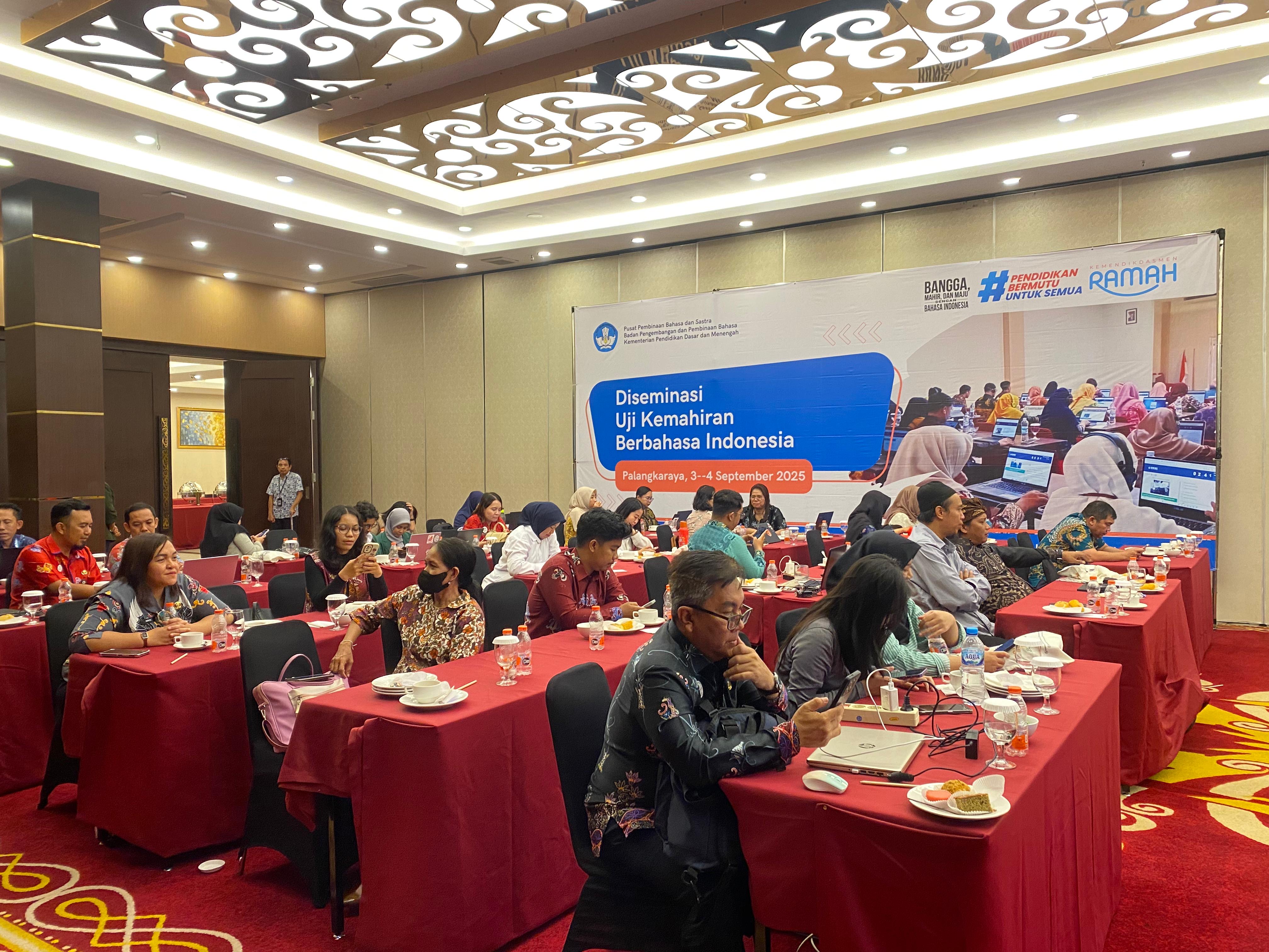 SOSIALISASI DAN UJI UKBI : Balai Bahasa Provinsi Kalimantan Tengah laksanakan sosialisasi dan uji kemahiran berbahasa Indonesia bagi tenaga pendidik dan pemangku kepentingan.