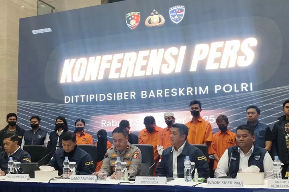 Dittipidsiber Bareskrim Polri menangkap pasangan suami istri (pasutri) yang diduga menjadi penghasut aksi penggerudukan rumah Ahmad Sahroni. (ANTARA)