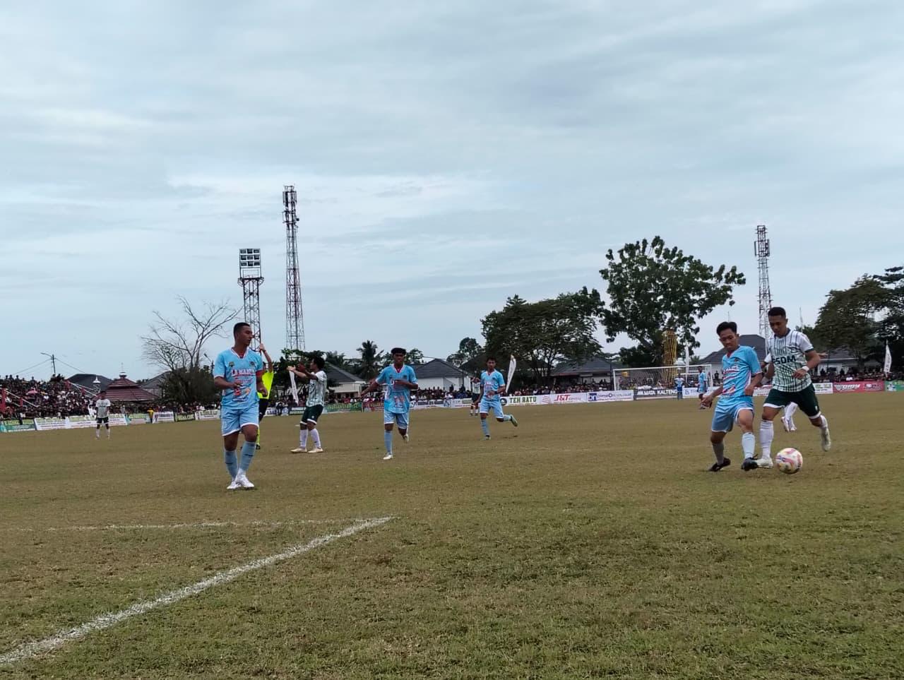Suasana pertandingan sepakbola di stadion 29 Nopember beberapa waktu lalu.