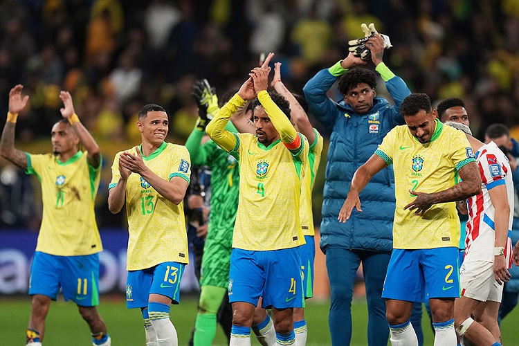 Para pemain timnas Brasil berselebrasi usai memastikan satu tiket ke Piala Dunia 2026. Brasil akan menjamu Chile pada Jumat (5/9/2025).  (Sumber: AP/Andre Penner)