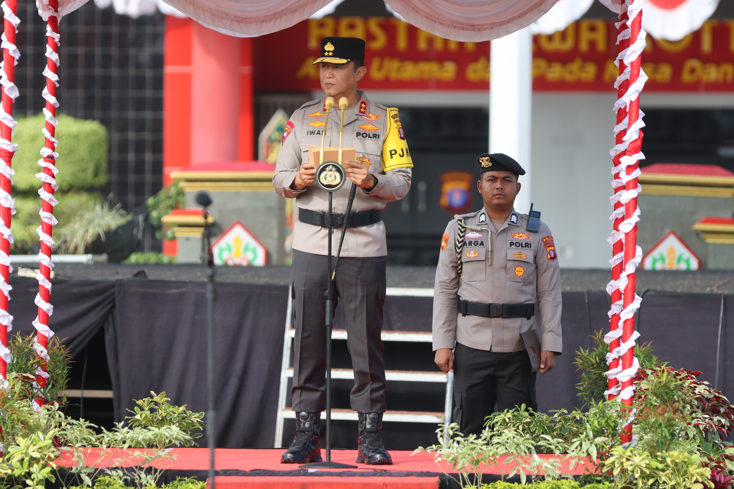 Kapolda Kalteng Irjen Pol Iwan Kurniawan memimpin Apel Gelar Pasukan Operasi Aman Nusa I Telabang 2025 di Lapangan Barigas Mapolda Kalteng, Palangka Raya, Kamis (4/9/2025).
