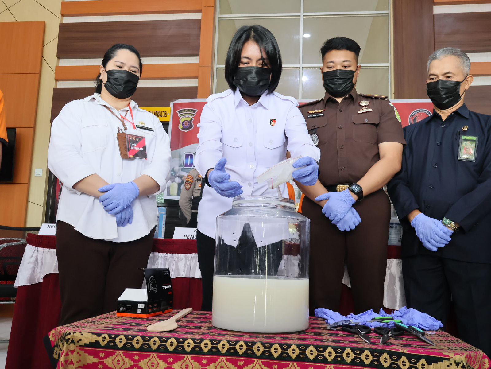Petugas Satresnarkoba Polres Barito Selatan bersama Kejari Barsel saat memusnahkan barang bukti narkotika jenis sabu seberat 57,35 gram hasil ungkap kasus periode Juni&ndash;Agustus 2025, Rabu (3/9/2025).