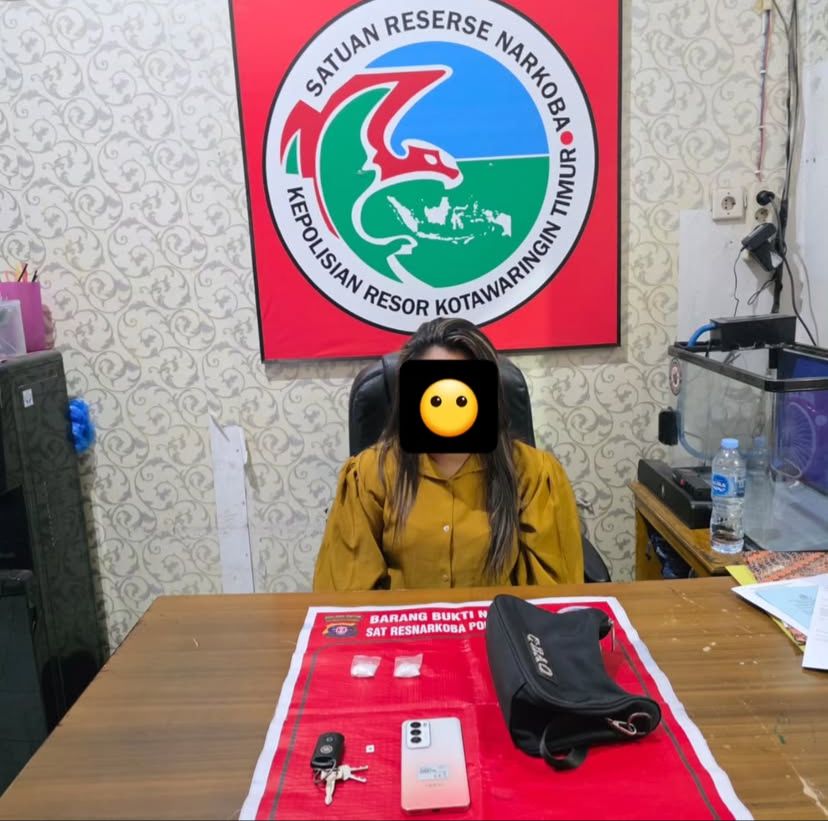 Seorang perempuan berinisial DPU (32) ditangkap polisi.